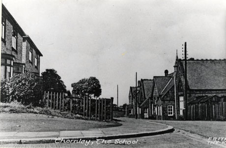Postcard photograph entitled Thornley, The School Frith TNY 10, showing on the left the facades and front gardens of semi-detached houses; on the right, the side and facade of a school can be seen